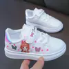 Zapatillas para niñas 2025 primavera y otoño nuevo estilo parte superior de piel suela gruesa velcro dibujos animados zapatos de princesa suela blanda zapatos deportivos casuales