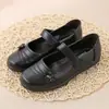 Sandálias de Verão Brancas para Mãe, Couro Genuíno Super Macio, Vazadas, Respiráveis, Sola Lisa, Sapatos Individuais para Meia-Idade e Idosos, Sola Macia Antiderrapante, Confortáveis