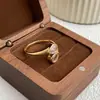 Anel Exquisito de Alta Qualidade Estilo Coreano em Formato de Gota d'Água para Mulheres Simples Estilo Frio Moderno Anel para Dedo Indicador Venda Direta da Fábrica