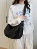 Bolso nuevo de denim tipo dumpling para mujer, bolso versátil de gran capacidad para hombro y cruzado, bolso vintage lavado para el día a día, bolso bandolera