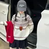 Suéter de inverno estiloso para meninas, nova coleção 2026, roupas infantis, estilo Fair Isle, conjuntos combinando pais e filhos, gola alta discreta, suéter de tricô da moda