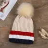 Gorro de Tricô Outono e Inverno Novo Estilo Feminino Design com Combinação de Cores Quente Forrado com Lã Grossa à Prova de Vento Proteção para Orelhas Chapéu Criativo com PomPom