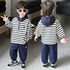 Conjunto com Capuz Listrado para Meninos Primavera e Outono 2026 Novo Conjunto Esportivo Duas Peças Estiloso para Crianças Pequenas Roupas de Comércio Exterior
