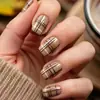 Uñas postizas de cuadros otoñales en color camel té con leche, manicura de cuadros marrones vintage, simples y elegantes para el trabajo, parches de uñas postizas para otoño e invierno