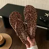 Chanclas de verano para exteriores, ligeras y cómodas, con suela blanda, sandalias de dedo con estampado de leopardo para mujer, con un toque único de alta gama estilo coreano.