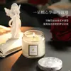 Caixa de presente com vela perfumada em formato de xícara com relevo e borda cruzada, feita com cera de soja de alta qualidade e sem fumaça. Lembrancinha popular para aniversários. Atacado.