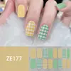ZE16 refere-se a adesivos de unha estilo europeu e americano com grandes blocos de cor, estampas de leopardo, xadrez, estrelas, listras, e ornamentos para unhas.
