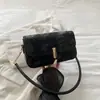 Comercio exterior estilo coreano estampado texturizado moda 2026 nuevo modelo mujer único retro bandolera de un solo hombro debajo del brazo bolso pequeño cuadrado
