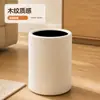 Cubo de basura con veta de madera, apto para uso doméstico en salas de estar y dormitorios, sin tapa, forma cilíndrica, con ruedas para facilitar el movimiento, gran capacidad y se puede usar como papelera de cocina.
