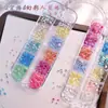 Sinfonía de Arte para Uñas Set de Perlas Sirena Decoración Caja Rectangular de 12 Compartimentos Color Caramelo Semirrectángulo Fondo Plano Diamante Accesorios