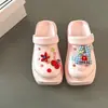 Zuecos de dibujos animados DIY a la moda y lindos para mujer, verano 2026, sandalias casuales antideslizantes cerradas de suela gruesa