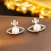 [Acero de Titanio] Popular Collar de Perlas de Emperatriz Saturno Aretes para Mujer Nicho de Gama Alta Lujo Ligero Cadena para Suéter Joyería