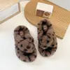 Novas pantufas de algodão infantis cruzadas com estampa de leopardo para outono e inverno de 2026, para uso interno e externo, com sola plana, para meninas, pantufas fofas combinando para casa e família
