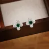Nuevos Pendientes de Flor de Cuatro Hojas con Piedras de Zirconia Esmeralda Micro-Pavimentadas de Diseño Exclusivo, Pendientes Exquisitos, Compactos y Versátiles Súper Brillantes