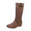 Coleção Outono/Inverno 2026: Botas femininas retrô, de cano alto, com design estilo chaminé, apresentando um efeito plissado que afina a silhueta.