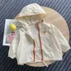 Jaqueta de Proteção Solar Infantil Verão 2026 Novo Modelo com Capuz Color Block Jaqueta de Pele para Crianças Maiores, Casaco Infantil Fino
