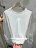 Camiseta de punto grueso cálido de color blanco con cuello redondo y detalles de encaje para mujer, nuevo estilo otoño e invierno 2026, corte holgado, adecuada para usar en capas