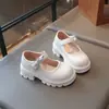 Sapatos de Couro Infantis 2026 Primavera e Outono Nova Moda Sapatos de Performance Borboleta com Strass Estilo Coreano Sapatos de Princesa para Meninas