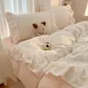 Juego de cuatro piezas de encaje de terciopelo de leche estilo coreano, funda de edredón de forro polar de coral de doble cara engrosada estilo princesa de invierno, juego de sábanas de tres piezas