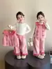Traje de lana para niña, nuevo estilo otoño 2026, estilo coreano moderno y a la moda, súper lindo para bebés, conjunto de tres piezas para primavera y otoño