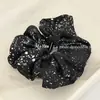 Scrunchie de Tecido Prata com Glitter Fino Estampado Coreano com Artesanato Tie-Dye, Elástico de Cabelo Moderno, Acessório de Cabelo Versátil e Estiloso
