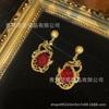 Pendientes colgantes de estilo industrial pesado con diseño de dragón dorado retro de 18 años bañado en cobre medieval occidental con diamantes de imitación rojos.