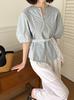 Juzhi Yulun 2026 Primavera e Verão Novo Estilo Gola V Renda Patchwork Camisa Branca Top Solto Camisa Rejuvenescedora para Mulheres