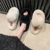 ¡Super grueso super~! Pantuflas mullidas de aumento de altura suave para mujer, se pueden usar afuera, forradas de felpa, suela gruesa, estilo ins, pantuflas de algodón de invierno, blanco, negro