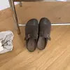 Medias zapatillas cerradas de suela gruesa estilo coreano para mujer, nuevo modelo otoño 2026, sandalias de dedo partido sintéticas para adultos, en stock para pedidos al por mayor