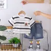 Conjunto de Verão 2026 Novo Estilo para Meninos, Conjunto de Verão Duas Peças com Listras e Gola Redonda de Manga Curta para Meninos, Atacado e Dropshipping