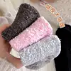 Novos estilos de outono e inverno: Meias curtas, grossas, de fleece cor de coral, na altura da panturrilha, para mulheres, com design de duas listras, metade em fleece, e adequadas para dormir ou usar em casa.; atacado disponível