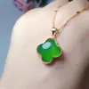 Colgante Pequeño de Calcedonia Natural Trébol de Cuatro Hojas Collar Incrustado para Mujer Color Neutro de Moda Joyería de Nicho Regalo para Mujer