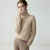 Novo suéter feminino 100% cashmere puro para outono e inverno com design de gola alta falsa, criando um visual em camadas, uma camada interna quente e um top de tricô