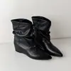 Botas Dobradas de Pelúcia com Altura Oculta Botas de Cano Longo para Calças Femininas Chegada Nova Outono/Inverno 2026 Botas Western Cowboy de Bico Fino Botas Curtas Femininas