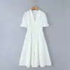 Al por mayor Primavera 2026 Nuevo Estilo Europeo y Americano Vestido de Mujer de Longitud Media con Calados Bordados de Cuello en V Ceñido a la Cintura 6188