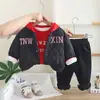 Conjunto de Abrigo de Algodón con Capucha para Otoño e Invierno Infantil 2025 Nuevo Estilo Niños y Niñas Bebé Engrosado Conjunto de Tres Piezas de Invierno Venta al por Mayor