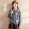 Abrigo Suéter Floral de Bloques de Color Engrosado para Niñas 2026 Nuevo Otoño/Invierno Estilo Perezoso Retro Cardigan de Punto Infantil