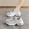 Sapatos Femininos Primavera e Outono Novos Respiráveis Estilo Pai Coreano Versátil Sola Grossa Aumento de Altura Malha Casual Tênis de Corrida Esportiva para Mulheres