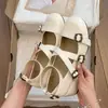 Sapatos Mary Jane de salto alto versáteis e robustos, de corte baixo, combinados com elegantes vestidos femininos retrô estilosos de 2026