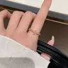 Anel de Flor de Trevo de Quatro Folhas com Zircônia de Luxo Leve Estilo Francês para Mulheres, Novo Design de Nicho, Anel Versátil Simples Ajustável para Dedo Indicador