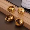 Entrada Francesa Brincos de Aço Titânio Banhados a Ouro de Luxo Personalidade Retrô Fivela de Orelha Trançada Irregular Preservação da Cor Em estoque Fornecimento