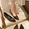 Estilo de hada con temperamento francés, boca poco profunda, punta fina, tacones altos blancos para mujer, nuevo estilo 2026, tacón de cuña, zapatos de trabajo para el día a día