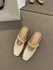 Elegantes mules cerrados para mujer, nuevo modelo de verano 2025, zapatos Mary Jane planos suaves de punta redonda y corte bajo.