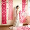 Tira larga rosa y rojo rosado de boda con el carácter de felicidad, utilizada como bata de mañana, accesorio para fotos de compromiso y decoración de fondo para el dormitorio principal en la suite nupcial
