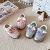 Zapatillas deportivas infantiles de suela blanda, nueva colección primavera/otoño 2026, zapatillas de malla transpirable para niñas con diseño tipo falda y lazo, zapatillas de princesa para bebé