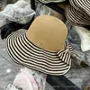 Sombrero de Pescador de Ala Ancha para Protección Solar de Primavera y Verano para Mujer 2026 Nuevo Estilo Sombrero de Sol Rayado con Lazo Hace que la Cara Parezca Más Pequeña Sombrero de Sol