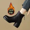 Botas de Cano Curto com Salto Alto e Solado Macio Femininas 2026 Outono/Inverno Novo Estilo Salto Bloco Solado Grosso Botas Martin Versátil Retrô Sapatos de Salto Único Botas Femininas com Veludo