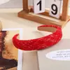 Nova Faixa de Cabelo Larga de Lã Estilo Coreano para Outono e Inverno com Letras Douradas, Elegante Faixa de Cabelo Alta com um Toque Vintage e de Alta Qualidade