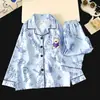 Conjunto de pijama infantil de manga longa para primavera e outono, modelagem solta, estilo moderno em seda gelada para casa, adequado para crianças maiores, roupa para ar condicionado