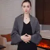 2026 Nuevo Otoño-Invierno Mezcla de Lana Moda Estilo Perezoso Chal Femenino, Versátil y Elegante en Color Sólido